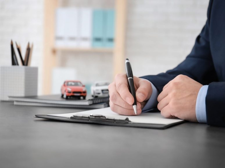 Kunde von Autohaus Brunkhorst TOP Markenspezialist für Renault, Dacia, Mitsubishi unterzeichnet eine Neuwagen-Vollmacht.